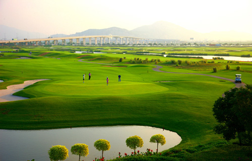 时评:是谁为违建的高尔夫球场披上合法的马甲