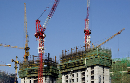 风力达到5级以上或当建筑工程施工现场所在区