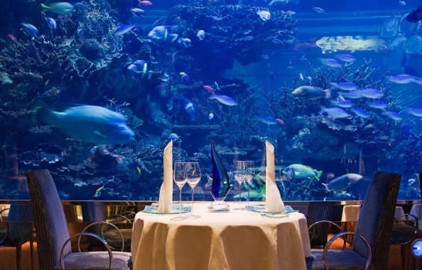 图一 迪拜帆船酒店(Burj Al Arab)是世界上第一家七星级酒店,酒店的外型设计酷似一艘正在优雅航行的阿拉伯帆船,高321米,是世界上最高建筑之一,成为迪拜海岸线上光彩夺目的地标。酒店豪华的佐证非笔墨可言喻,从走进海鲜餐馆的小型潜艇,到每个房间的17个电话筒,再到用作机场巴士的8辆劳斯莱斯都可略见些许。 图二 图三