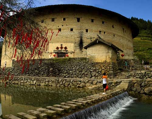 中国最美民居建筑--福建土楼_吉德网 福建土楼建筑(一) 福建土楼,也称福建圆楼,是中华文明的一颗明珠,是世界上独一无二的神话般的山村民居建筑,是中国古建筑的一朵奇葩,它以历史悠久、风格独特、规模宏大、结构精巧等特点立于世界民居建筑艺术之林。 土楼民居以种姓聚族而群居特点和它的建造特色都与客家人的历史有密切相关。客家人每到一处,本姓本家人总要聚居在一起。加之客家人居住的大多是偏僻的山区或深山密林之中,当时不但建筑材料匮乏,豺狼虎豹、盗贼嘈杂,加上惧怕当地人的袭扰,客家人便营造“抵御性”的城堡式建筑住宅。 福建土楼的造