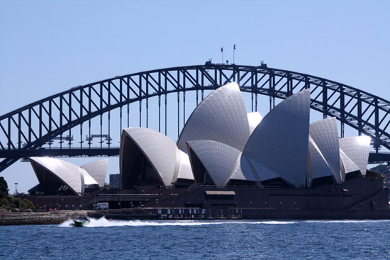 项目名称:悉尼歌剧院(Sydney Opera House) 建筑师:约翰·伍重 项目地点:澳大利亚悉尼市贝尼朗岬角 占地面积:1.84公顷 建成时间:1973年 悉尼歌剧院整个建筑占地1.84公顷,长183米,宽118米,高67米,相当于20层楼的高度。 悉尼歌剧院(一) 悉尼歌剧院的外观为三组巨大的壳片,耸立在南北长186米、东西最宽处为97米的现浇钢筋混凝土结构的基座上。第一组壳片在地段西侧,四对壳片成串排列,三对朝北,一对朝南,内部是大音乐厅。第二组在地段东侧,与第一组大致平行,形