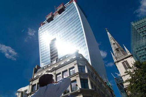 时评:豪车烧伤缘于建筑设计