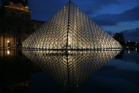 巴黎卢浮宫\玻璃金字塔\