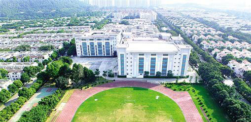 时评:开挖学校运动场建停车场成全了谁?