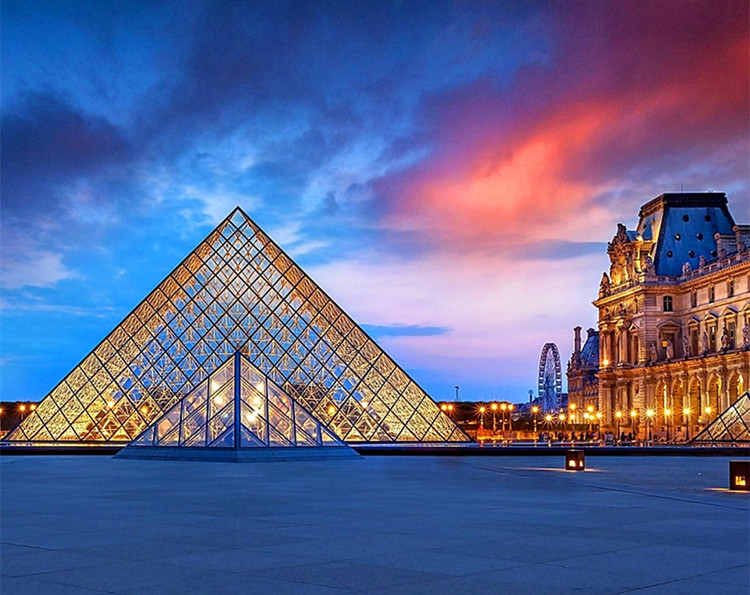 卢浮宫博物馆(法语:Musée du Louvre)位于法国巴黎市中心的塞纳河北岸,位居世界四大博物馆之首。卢浮宫收藏了人类艺术古代部分的精华,有著“人类文明发展的总索引”之誉。它始建于1204年,原是法国的王宫,居住过50位法国国王和王后,是法国文艺复兴时期最珍贵的建筑物之一,以收藏丰富的古典绘画和雕刻而闻名于世。