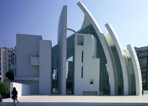 悉尼歌剧院是当今悉尼的标志也是世界上最豪华的文化建筑物之一