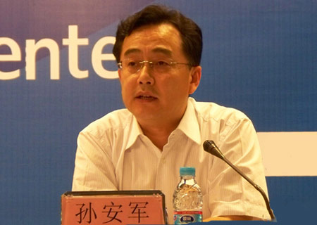 孙安军:治理城市建筑贪大媚洋求怪乱象